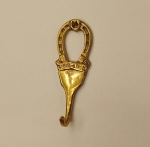 T002 gancio ferro di cavallo - hook with horseshoe