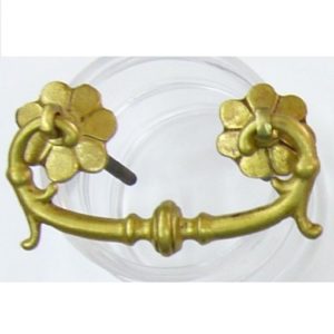 maniglia ad arco su rosette in ottone - arched handle