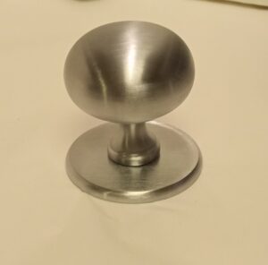 pomolo da portoncino in cromo satinato -door knob in satin chrome