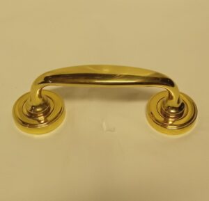 piccolo maniglione in ottone - small handle in polished brass