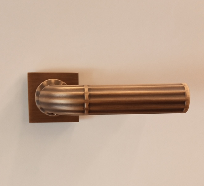 maniglia da porta in ottone bronzato
